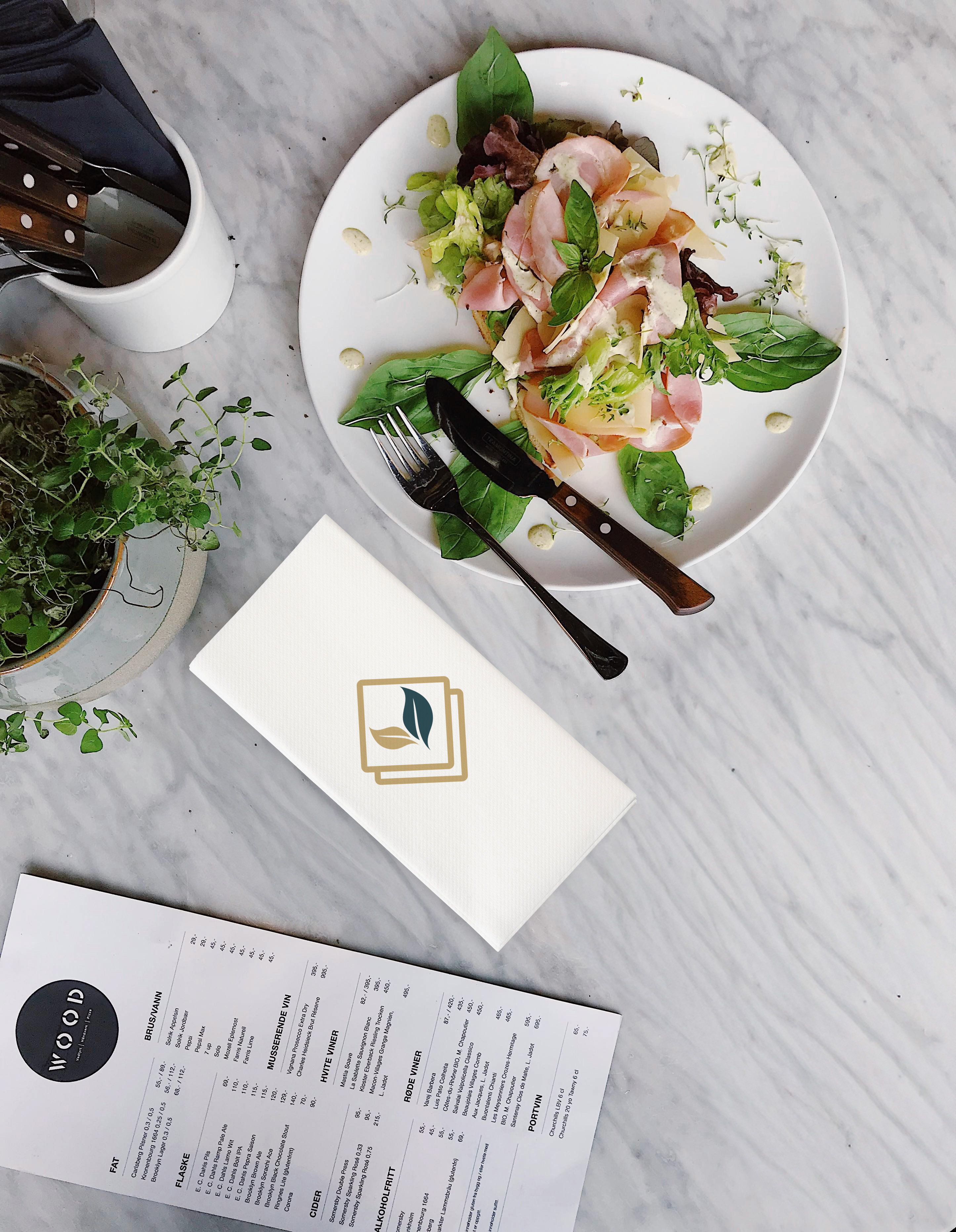 Airlaid 8-vouw 40x30 cm. wit. 2 kleuren bedrukt. Prijzen per doos van 500 stuks. Bij 24 dozen: 7 cent per stuk.