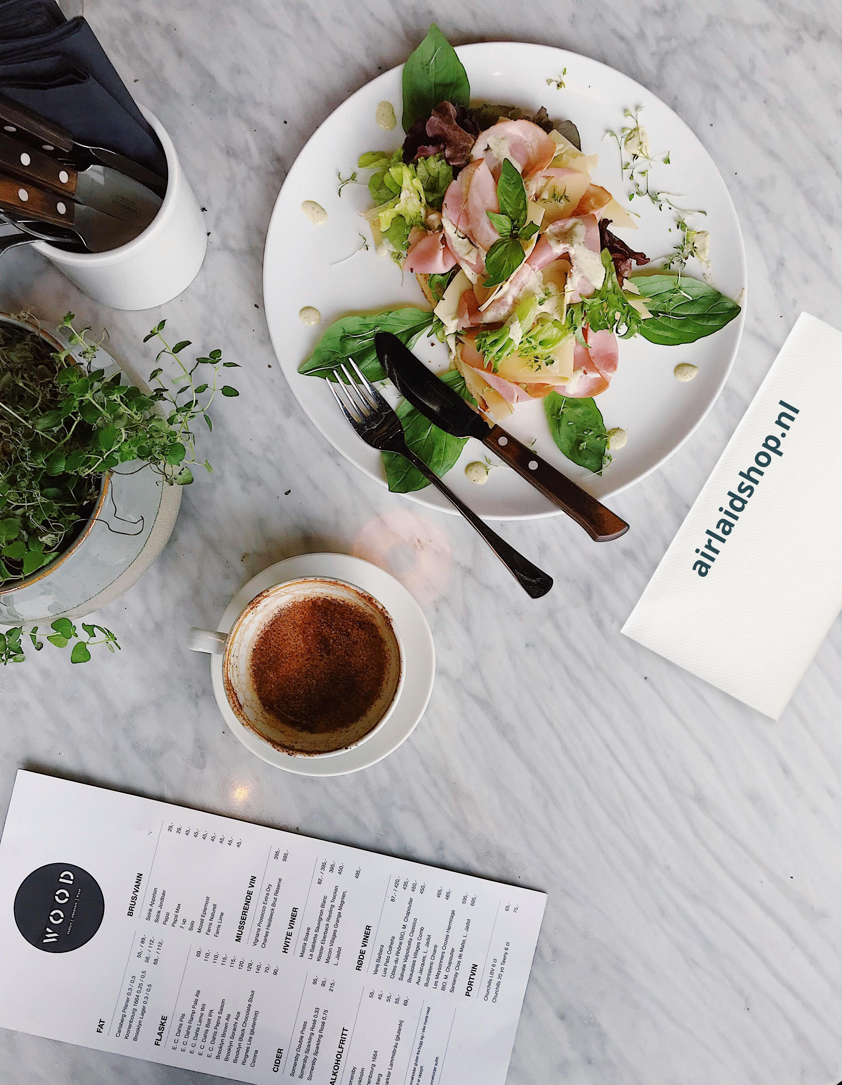 Airlaid 8-vouw 40x30 cm. wit. 1 kleur bedrukt. Prijzen per doos van 500 stuks. Bij 24 dozen: 6 cent per stuk.