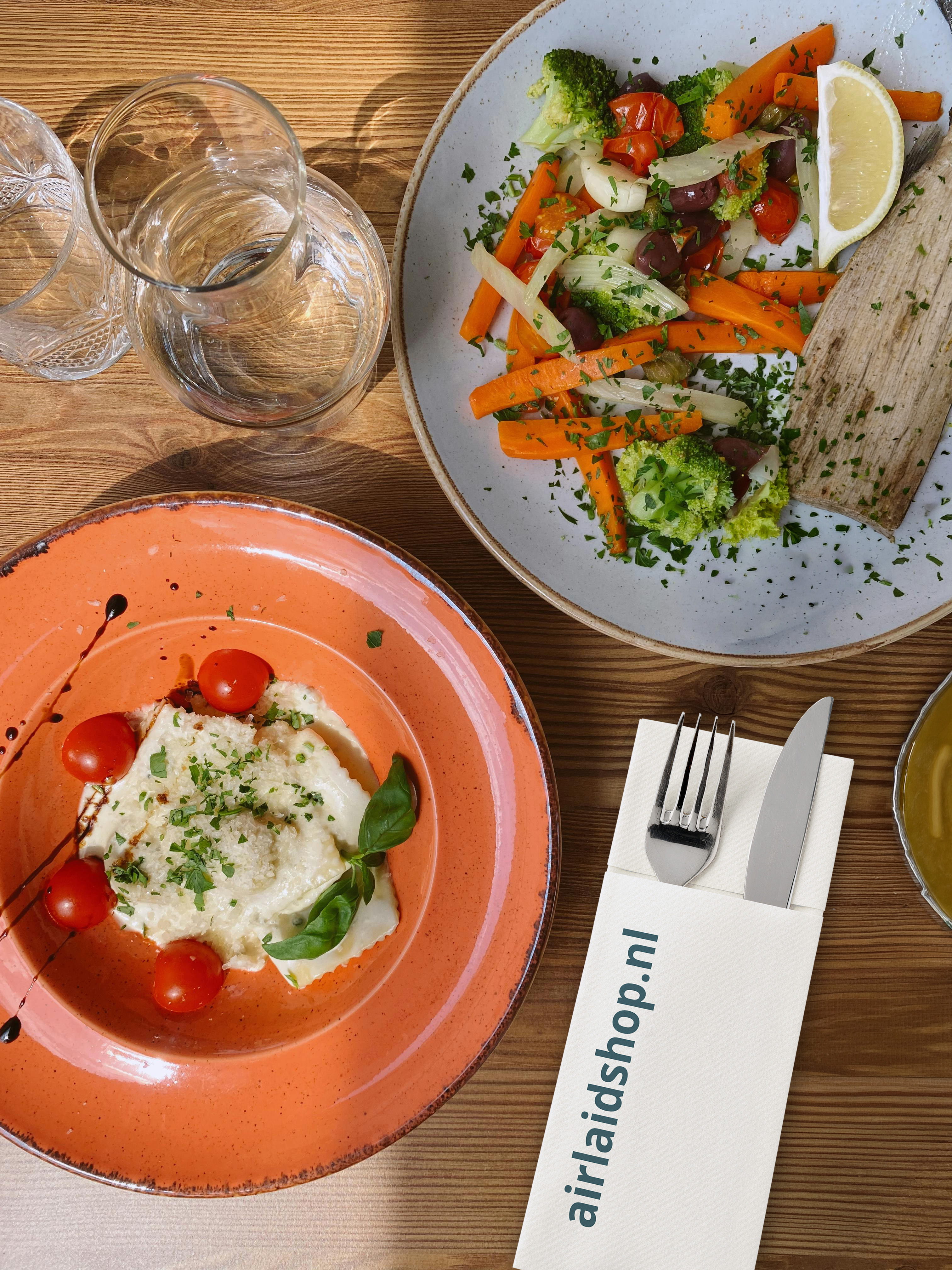 Airlaid Bestekservet 40x30 cm. wit. 1 kleur bedrukt. Bestekzakje en servet in één. Prijzen per doos van 500 stuks. Bij 24 dozen: 6 cent per stuk.