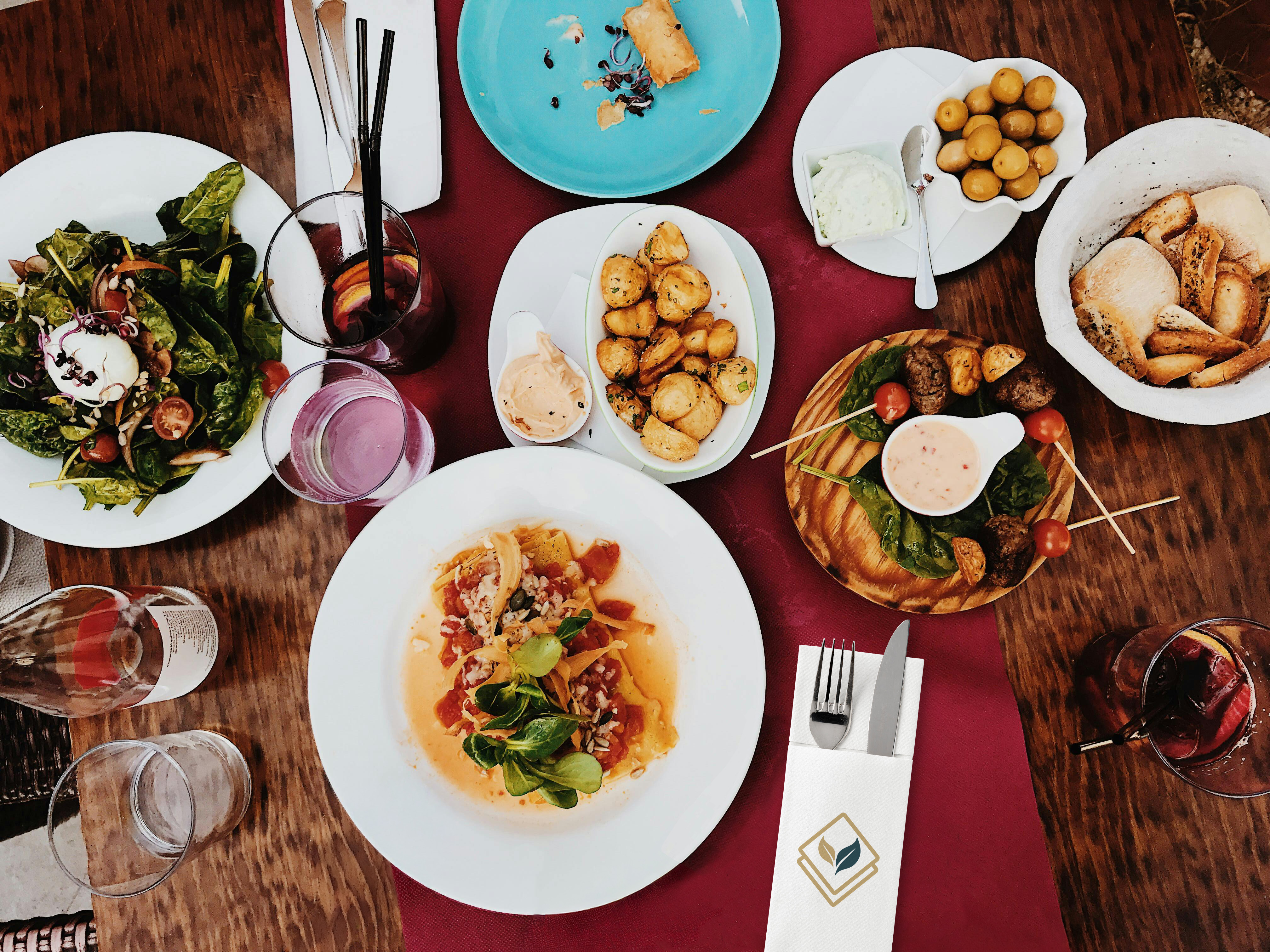 Airlaid Bestekservet 40x30 cm. wit. 2 kleuren bedrukt. Bestekzakje en servet in één. Prijzen per doos van 500 stuks. Bij 24 dozen: 7 cent per stuk.